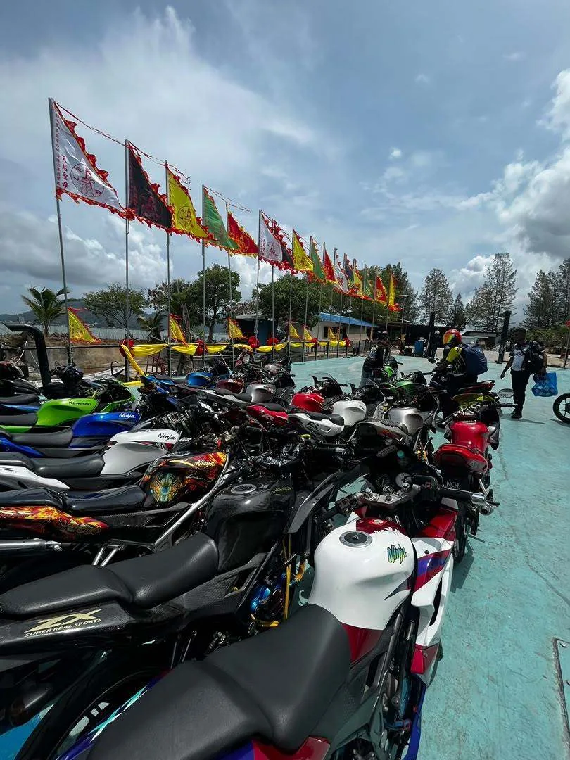 R Masyhur ferry operating near Marina Island