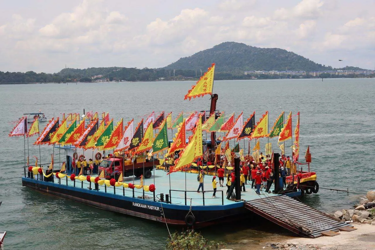 R Masyhur ferry beside the island shore